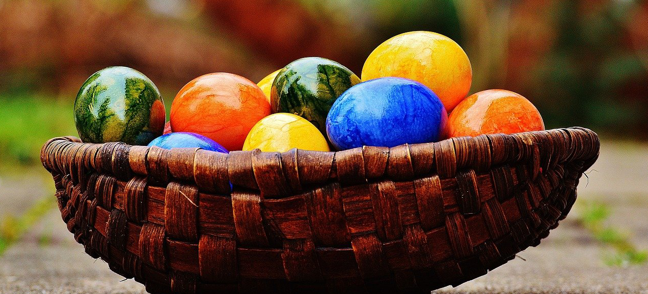 bunte Ostereier im Korb