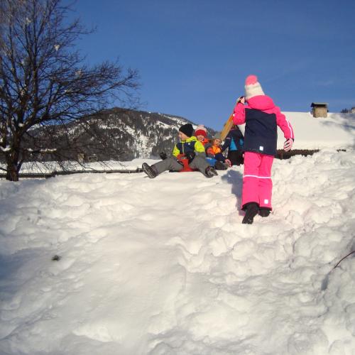 spielende Kinder im Schnee