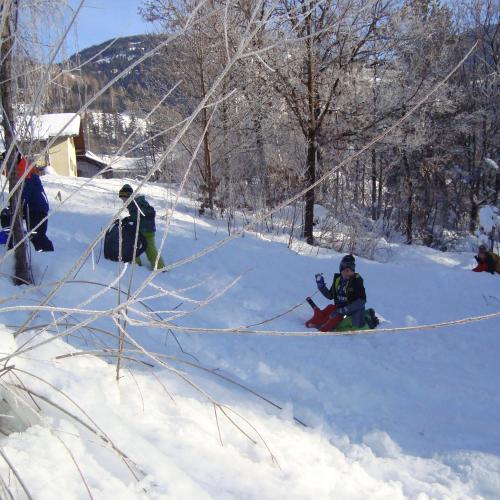 spielende Kinder im Schnee