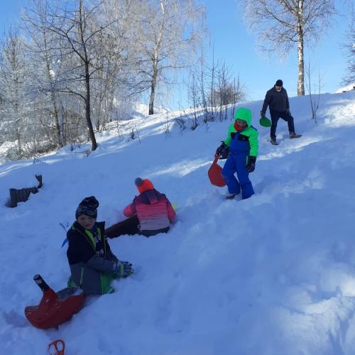 spielende Kinder im Schnee