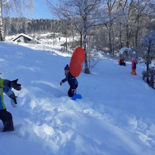 spielende Kinder im Schnee