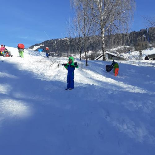 spielende Kinder im Schnee