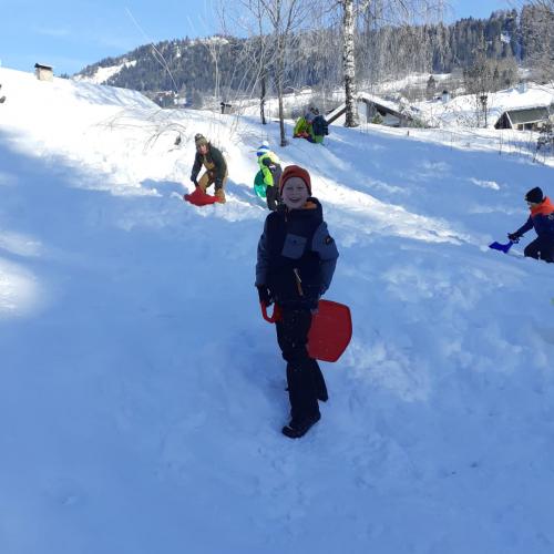 spielende Kinder im Schnee