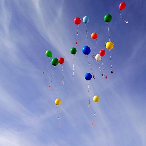 Bunte Luftballons vor blauem Himmel