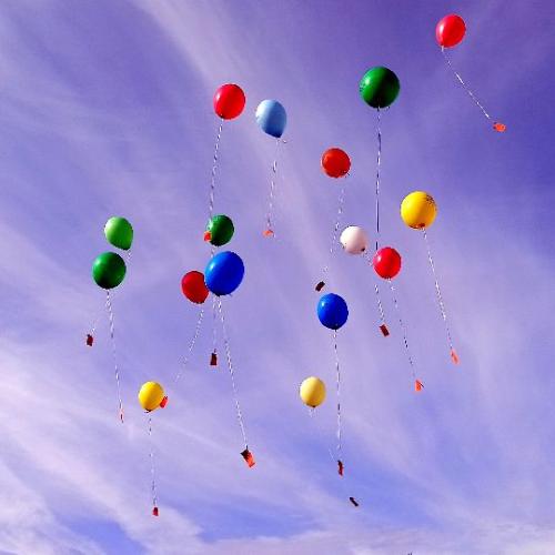 Luftballons steigen in den Himmel