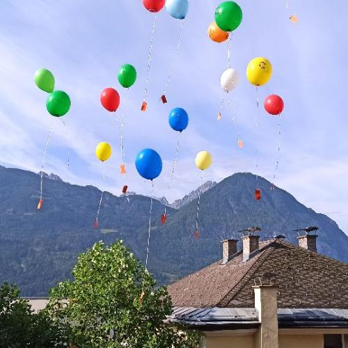 Die Ballons treten ihre Reise an.