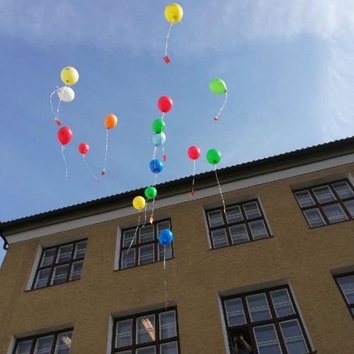 Ballons vor dem Schulhaus
