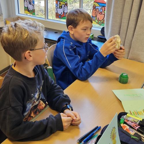 Kinder untersuchen Gegenstand