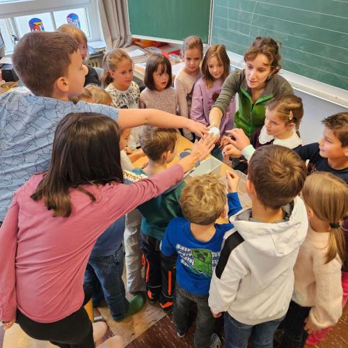 Kinder experimentieren