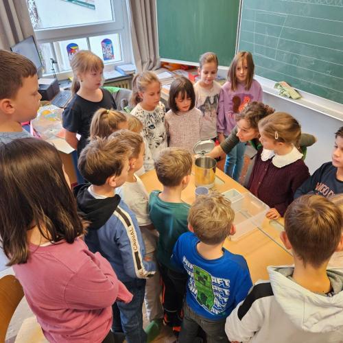 Kinder experimentieren