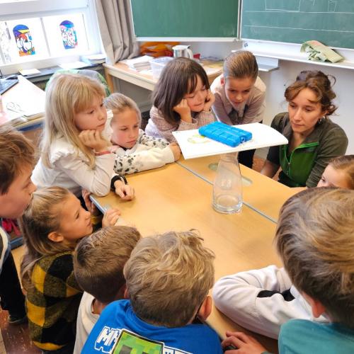 Kinder beobachten Versuch mit Wasser