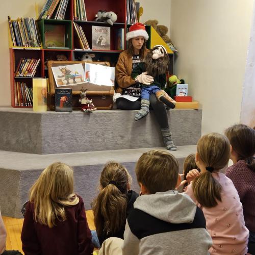 Autorin liest aus Buch vor