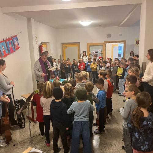 Pfarrer segnet die Adventkränze