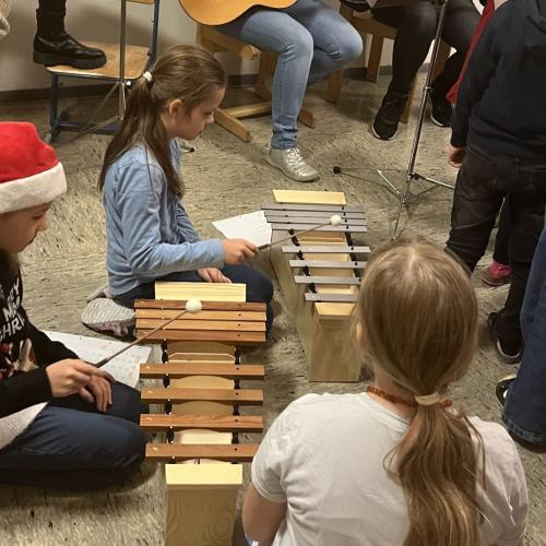 Schülerinnen spielen mit Instrumenten