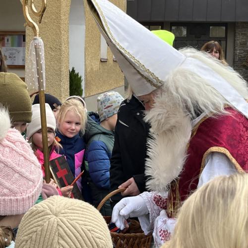 Nikolaus verteilt Geschenke