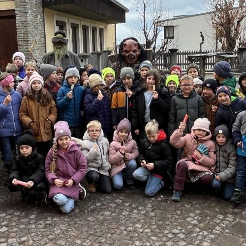 Kinder mit Krampus und Winterwind