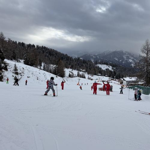Kinder beim Schifahren 