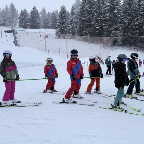 Kinder beim Schifahren