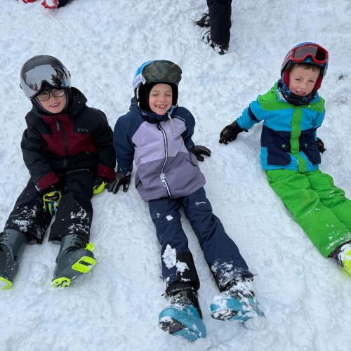 Kinder sitzen im Schnee