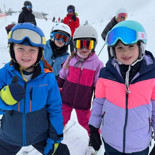 KInder beim Schifahren