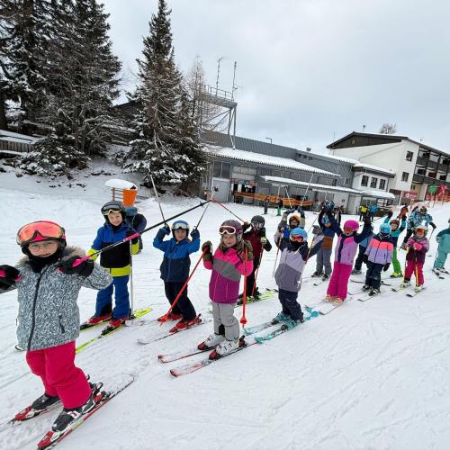 KInder beim Schifahren