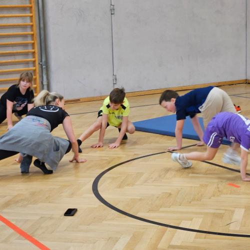Kinder turnen am Boden