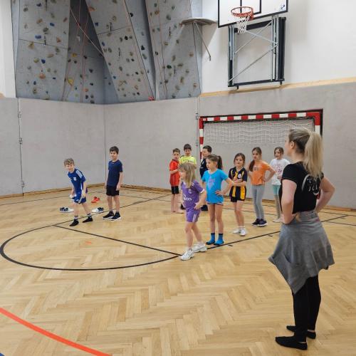 KInder üben mit Tanzlehrerin Tanzschritte ein