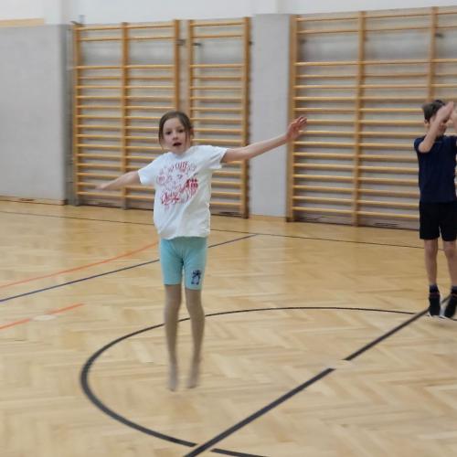 KInder üben Tanzfiguren