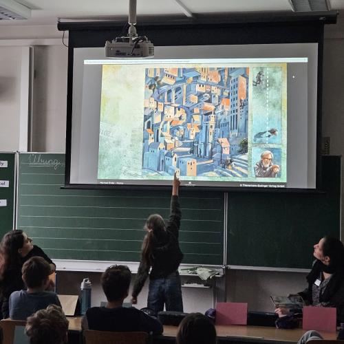 Kinder schauen sich Bilder auf der Leinwand an