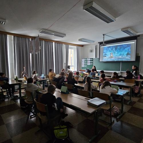 Kinder schauen sich Bilder auf der Leinwand an