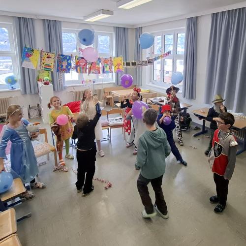 Verkleidete Kinder spielen mit Luftballons