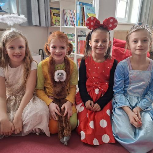 Verkleidete Mädchen knien am Boden