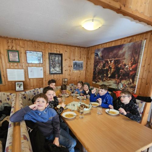 Kinder der 3a essen Fastensuppe