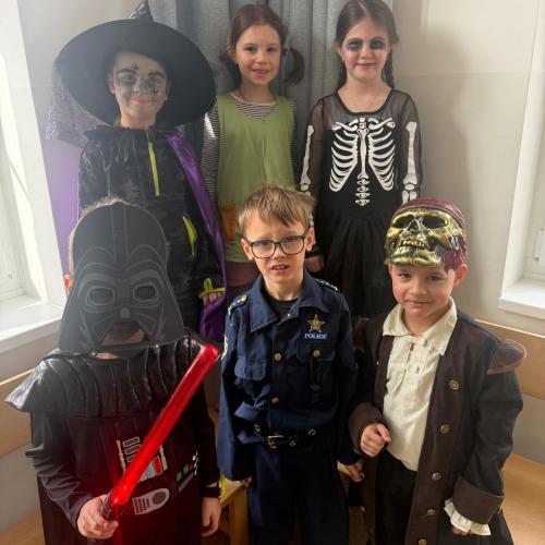 Verkleidete Kinder stehen zusammen in einer Ecke