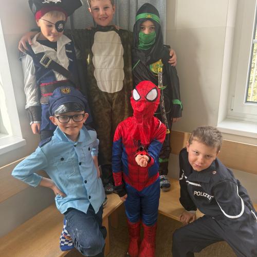 Verkleidete Kinder stehen zusammen in einer Ecke