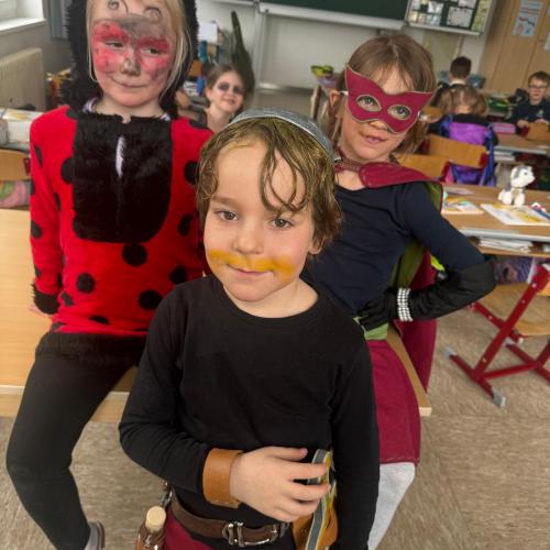 Drei verkleidete Kinder stehen zusammen