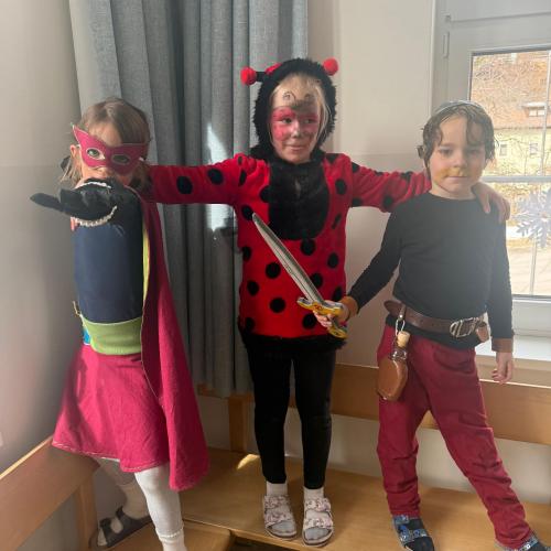 Drei verkleidete Kinder stehen zusammen