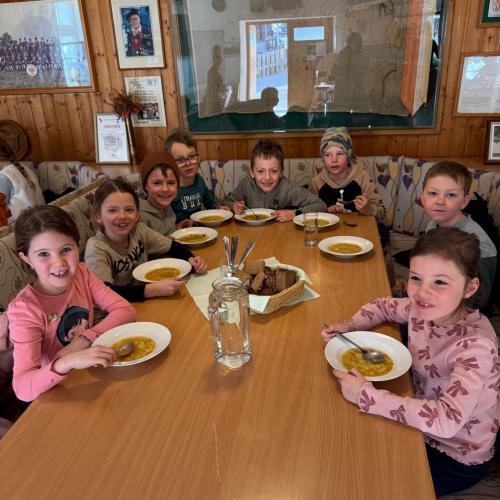Kinder der 1a essen Fastensuppe