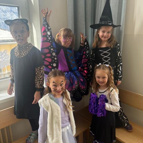 Verkleidete Kinder stehen in der Ecke zusammen