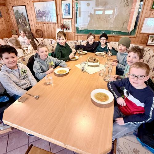 Kinder der 4a essen Fastensuppe