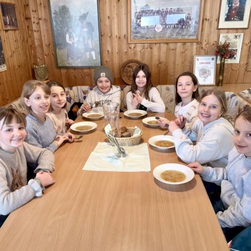 Kinder der 4a essen Fastensuppe
