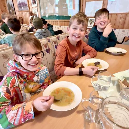 KInder der 4a essen Fastensuppe