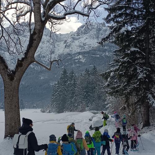 Kinder und Begleitpersonen gehen hintereinander