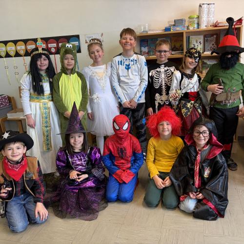 Verkleidete KInder stehen, knien vor der Wand