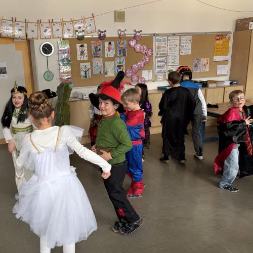 Verkleidete Kinder tanzen in der Klasse