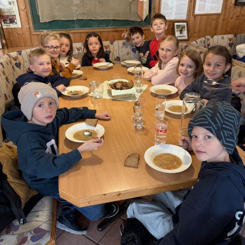 Kinder der 2a und 2b essen Fastensuppe