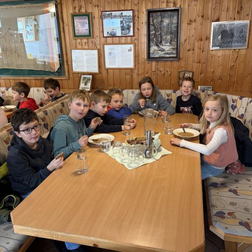 Kinder der 2a und 2b essen Fastensuppe