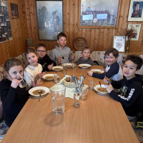 KInder der 2a und 2b essen Fastensuppe