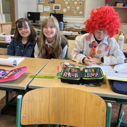 Drei Kinder sitzen am Tisch