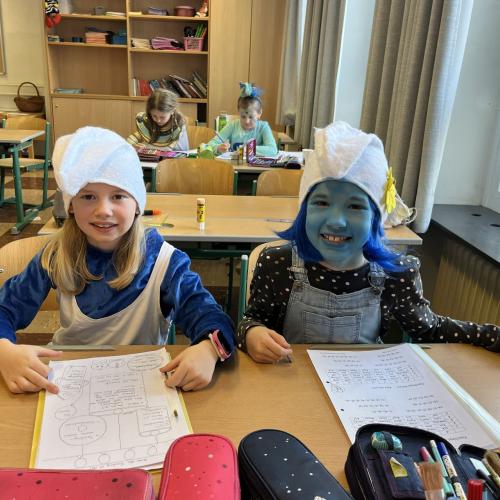 Zwei verkleidete Kinder sitzen am Tisch